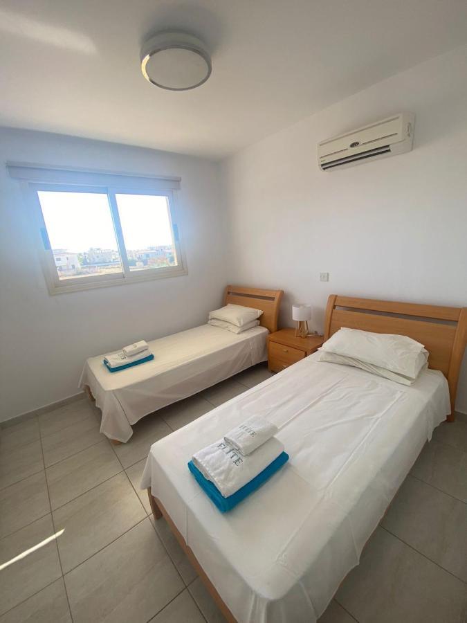 Royal-Seacrest Paphos-Center Vip Apartment ภายนอก รูปภาพ