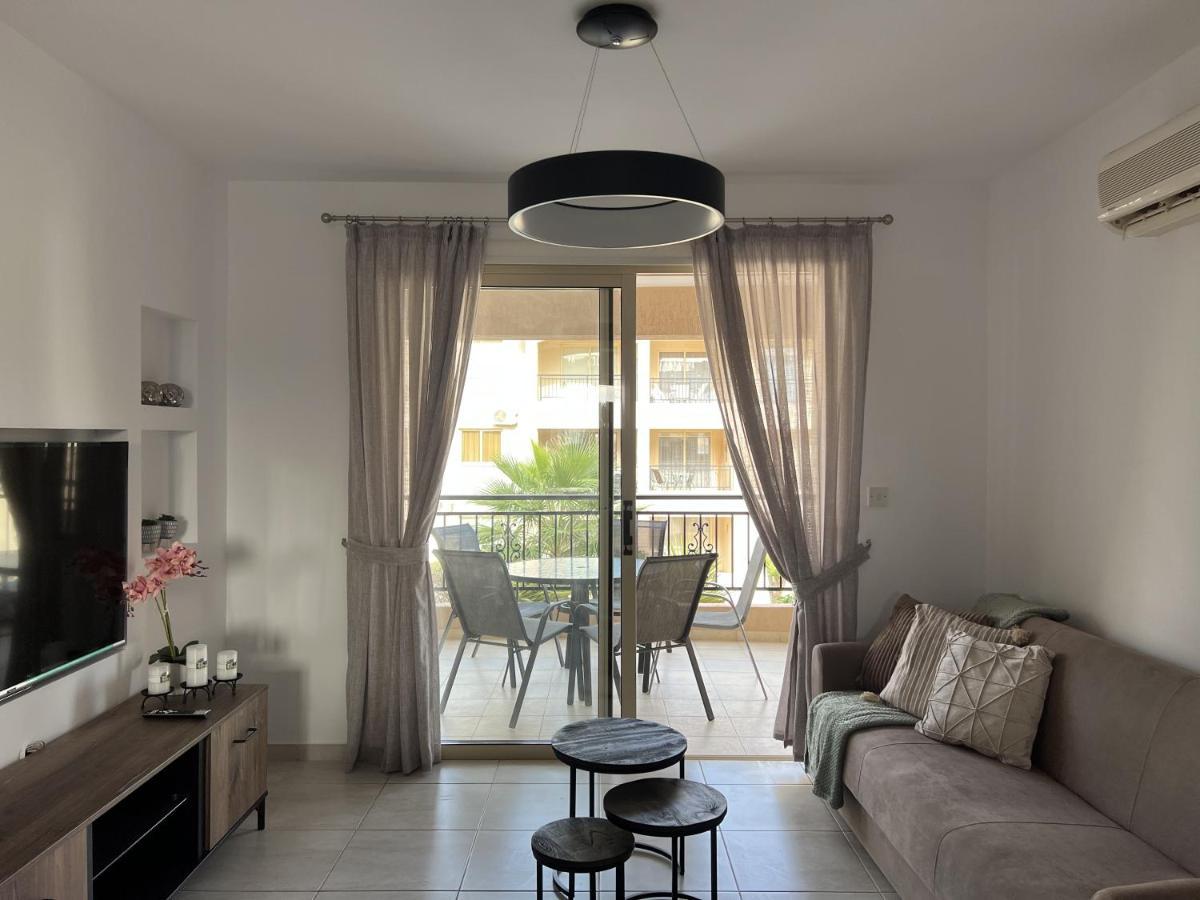 Royal-Seacrest Paphos-Center Vip Apartment ภายนอก รูปภาพ