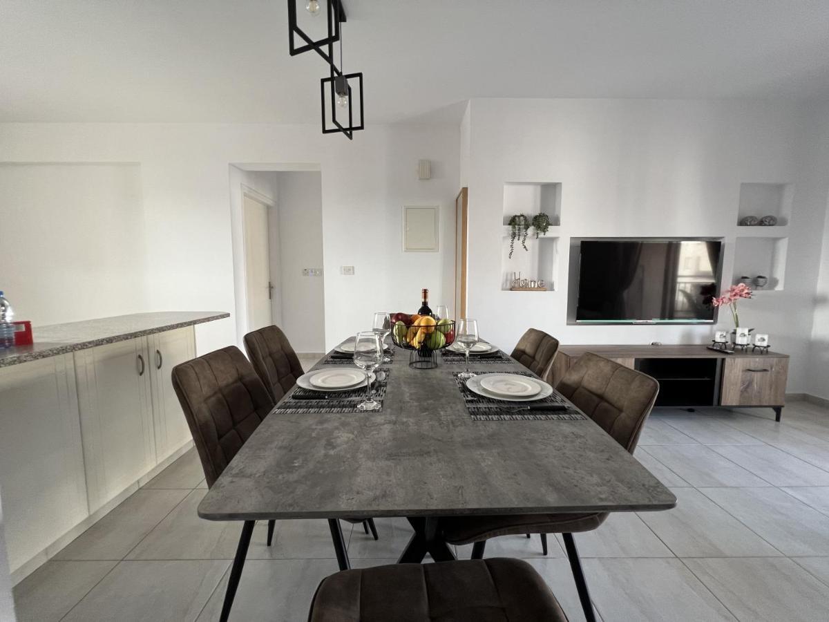 Royal-Seacrest Paphos-Center Vip Apartment ภายนอก รูปภาพ